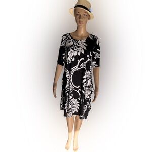 Comfy Stretchy Dress Women’s size Large Black & White‎